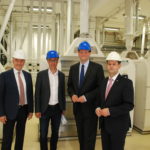 Im Bild v.l.: AGRANA-Generaldiektor Johann Marihart, Bauernbund-Präs. Georg Strasser, EU-Abg. Lukas Mandl und Werksleiter Josef Eisenschenk